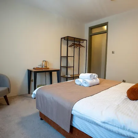 Saffron Boutique Hotel *